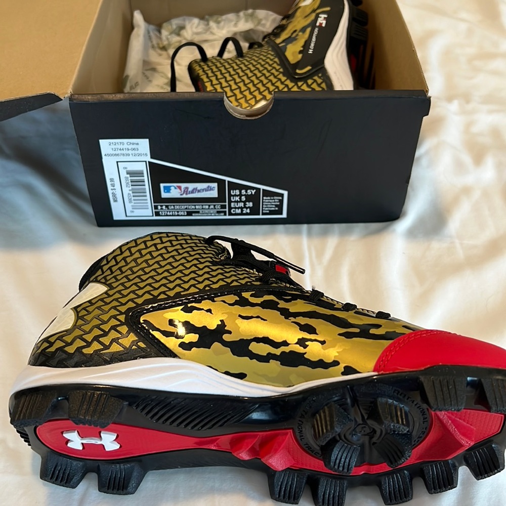 Brand new with box under armour boys baseball cleats deception size 5.5y